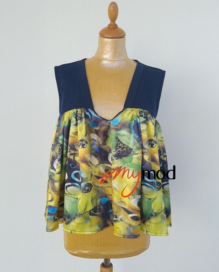 Top évasé col V bleu fluide satiné | MYMOD