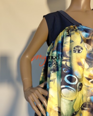 Top évasé col V bleu fluide satiné | MYMOD