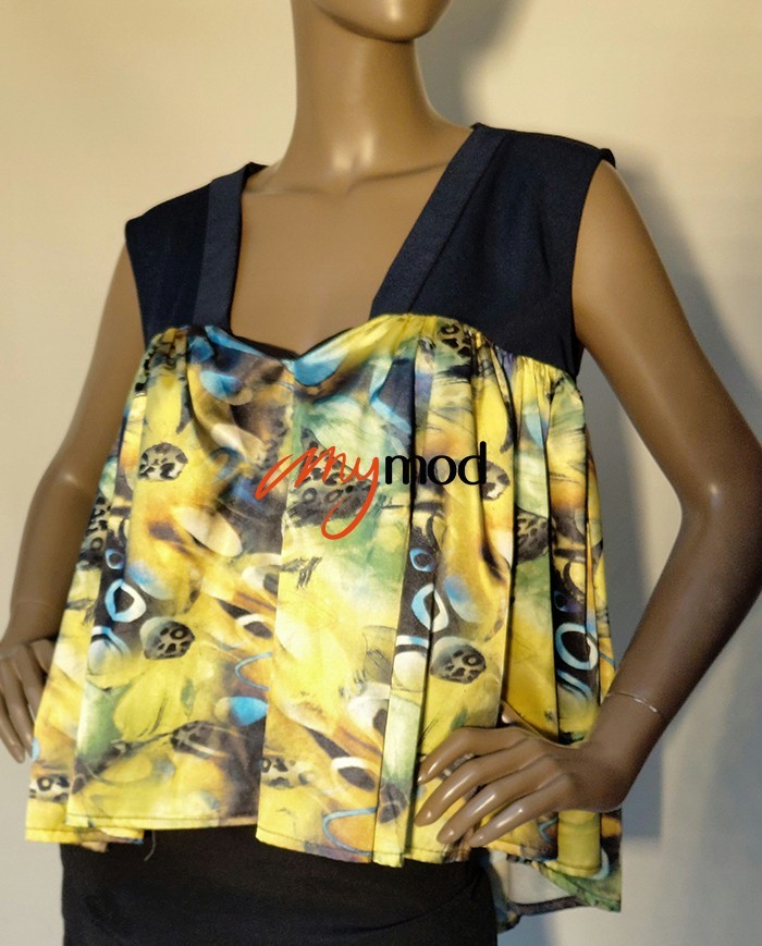 Top évasé col V bleu fluide satiné | MYMOD